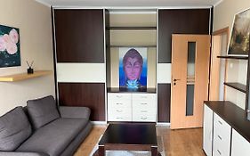 Elegant Escape Apartment - Free Parking, Easy Access To City Centre